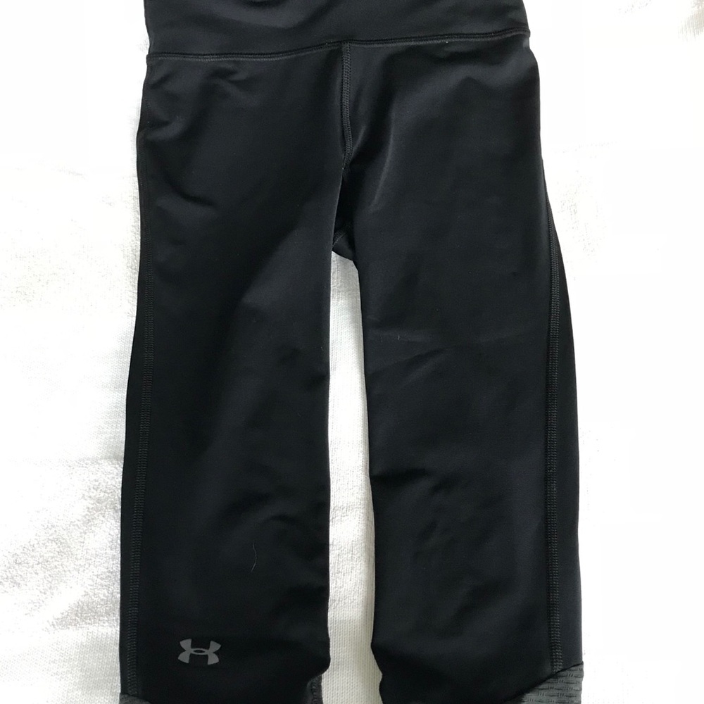 Black cropped under armor leggings